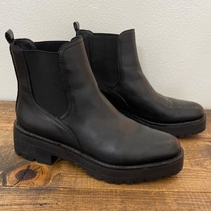 Sam Edelman Waterproof Justina Chelsea Boots Black Leather
Size 7 Lug Sole